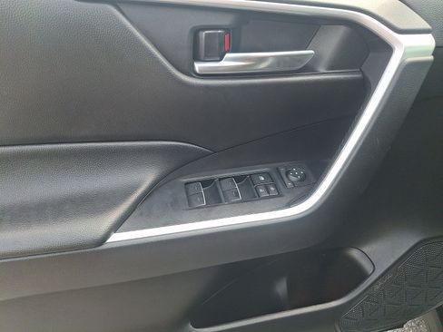 Used 2022 Toyota RAV4 XLE AWD/4WD image 12