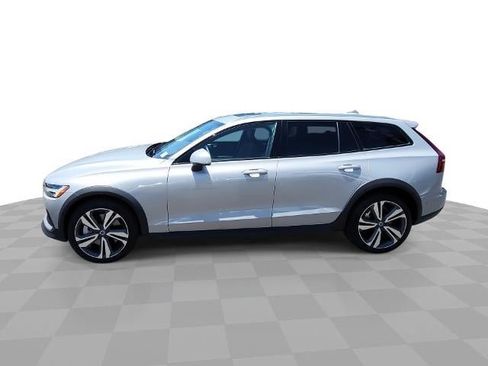 Used 2025 Volvo V60 B5 Cross Country Plus AWD/4WD image 1