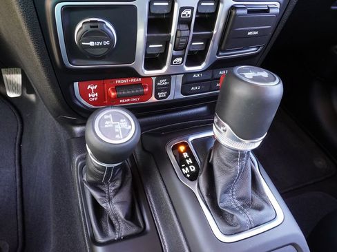 Used 2025 Jeep Wrangler Unlimited Rubicon AWD/4WD image 19