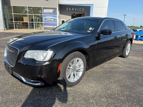 Used 2018 Chrysler 300 Touring L RWD image 2