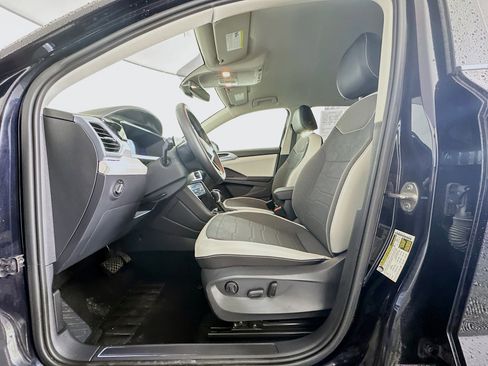 Used 2025 Volkswagen Taos SE image 13