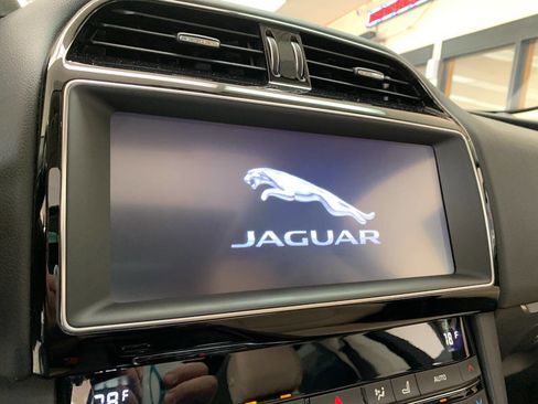 Used 2019 Jaguar F-PACE Premium image 25