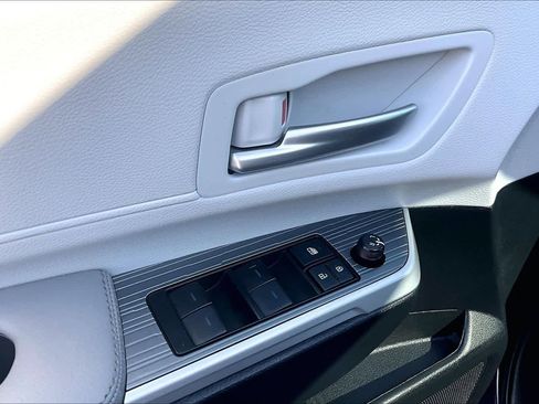 Used 2025 Toyota Sienna XLE w/ XLE Plus Package image 32