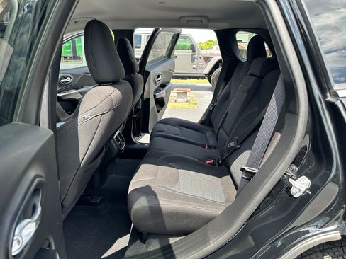 Used 2019 Jeep Cherokee Latitude w/ Popular Appearance Group AWD/4WD image 23