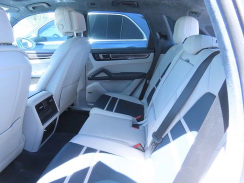 Used 2022 Porsche Cayenne AWD/4WD image 12