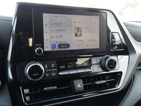 Used 2023 Toyota Highlander FWD image 28