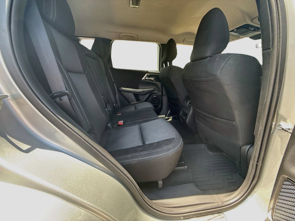 Used 2025 Mitsubishi Outlander ES FWD image 29