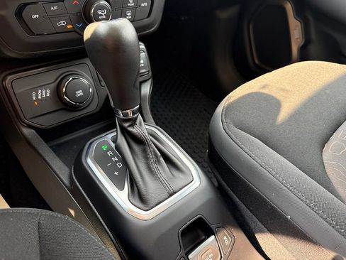 Used 2023 Jeep Renegade Latitude w/ Sun/Sound Group AWD/4WD image 31