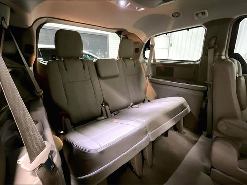 Used 2016 Chrysler Town & Country Touring-L image 26