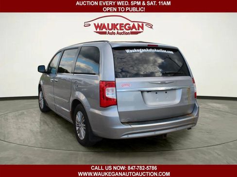 Used 2013 Chrysler Town & Country Touring-L w/ Driver Convenience Group FWD image 4