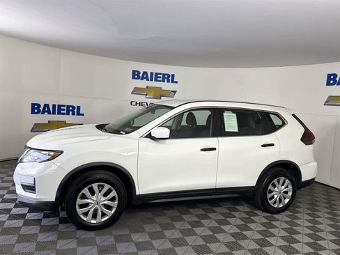 Used 2019 Nissan Rogue S image 2