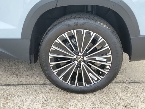 New 2026 Volkswagen Taos SE FWD image 5