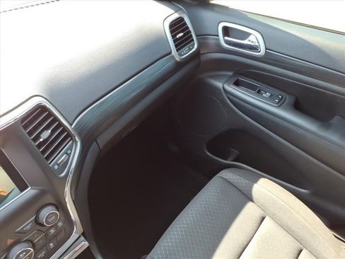 Used 2020 Jeep Grand Cherokee Laredo image 25