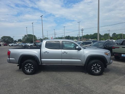 Used 2017 Toyota Tacoma SR5 AWD/4WD image 3