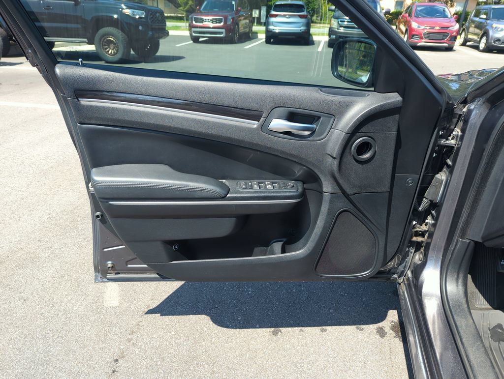 Used 2015 Chrysler 300 Limited RWD image 18