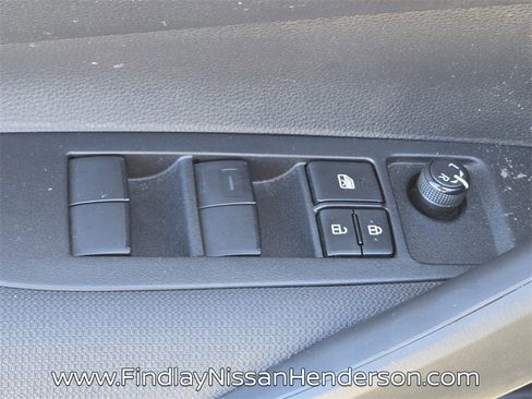 Used 2022 Toyota Corolla LE image 21