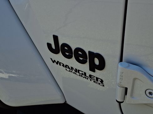 Certified 2021 Jeep Wrangler Unlimited Sahara AWD/4WD image 30