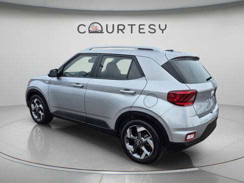 Used 2025 Hyundai Venue SEL FWD image 3