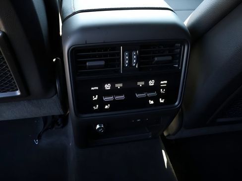 Used 2024 Porsche Cayenne AWD/4WD image 21