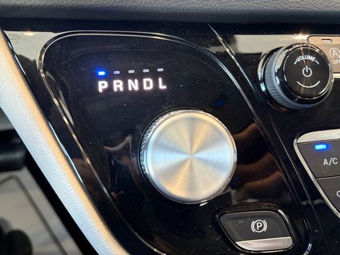 Used 2023 Chrysler Pacifica Touring-L FWD image 19