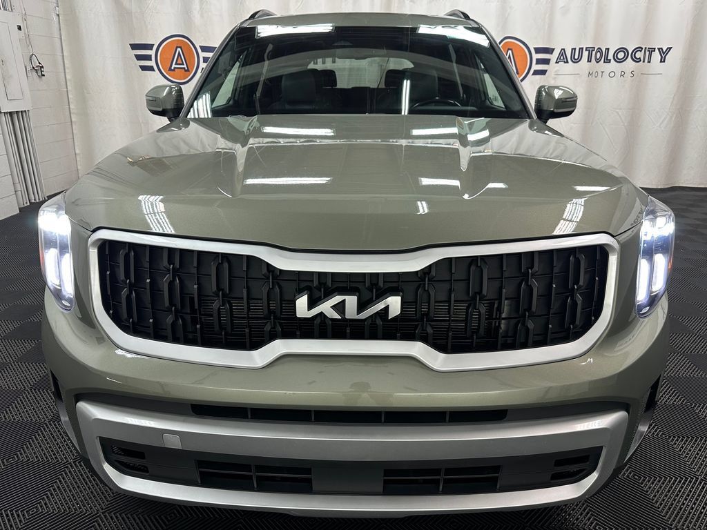 Used 2023 Kia Telluride AWD image 3