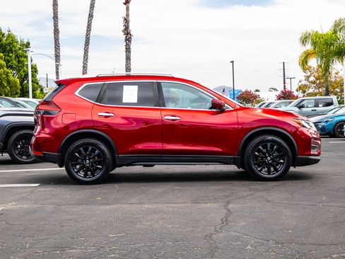 Used 2018 Nissan Rogue SV w/ Premium Package FWD image 5