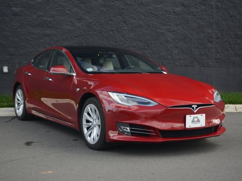 Used 2020 Tesla Model S Long Range Plus image 9