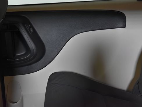 Used 2018 Dodge Grand Caravan SE w/ UConnect Hands-Free Group FWD image 9