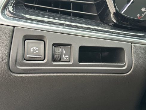 Used 2025 Cadillac XT5 Premium Luxury image 36