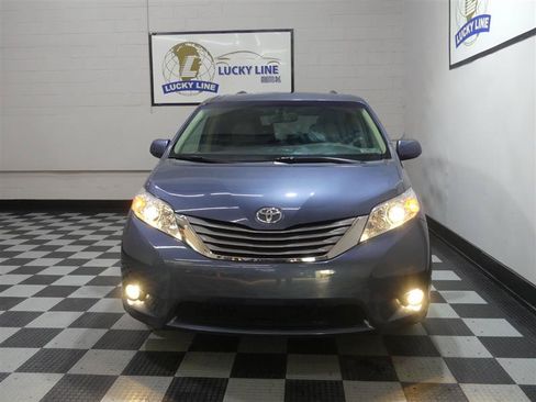 Used 2015 Toyota Sienna XLE FWD image 2