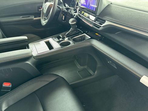 New 2026 Toyota Sienna XLE Woodland Edition AWD/4WD image 18