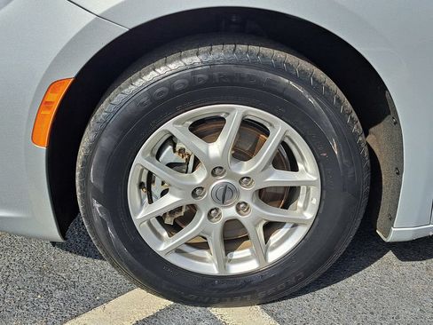 Used 2024 Chrysler Pacifica Touring-L FWD image 17