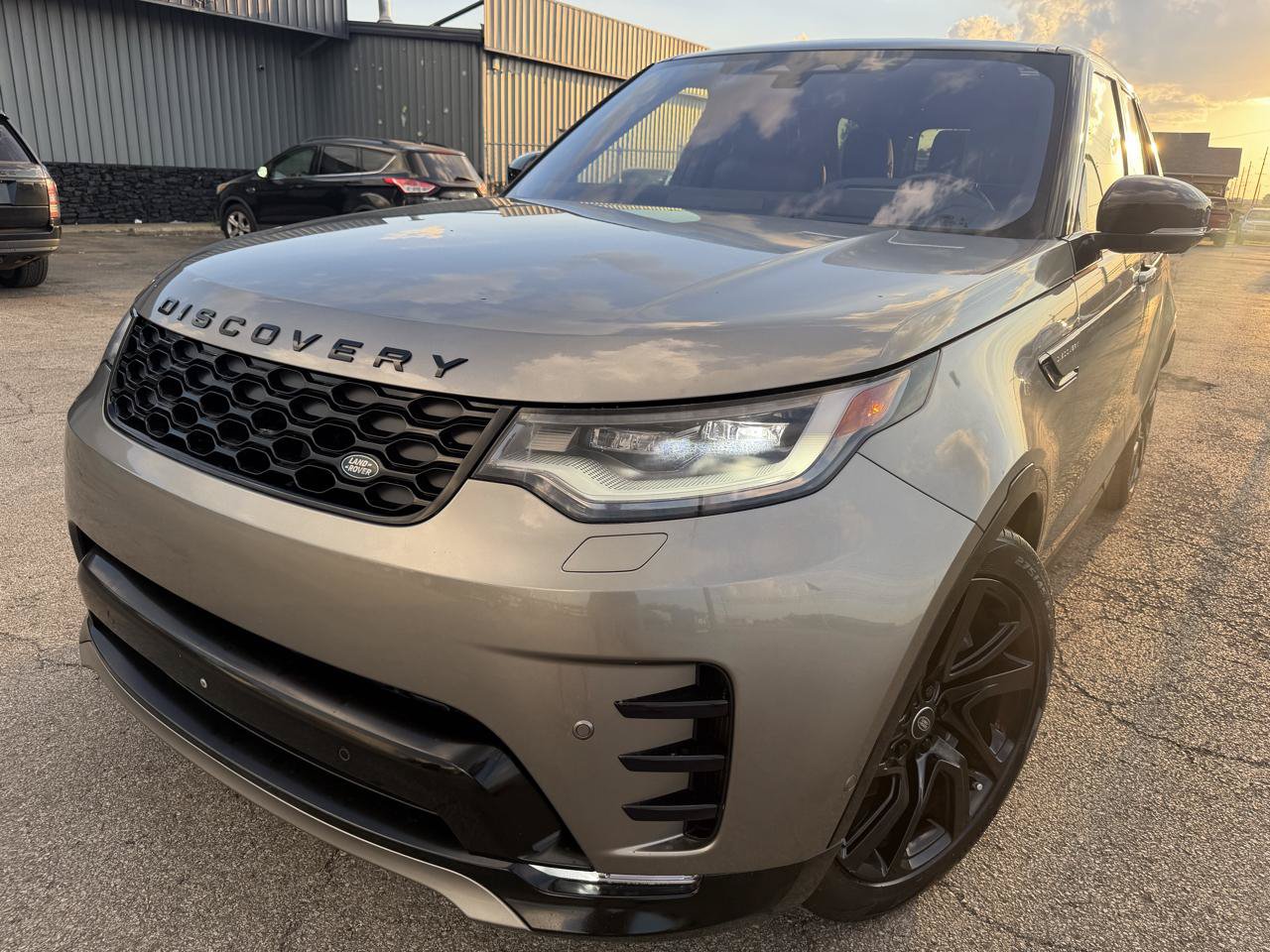 Used 2022 Land Rover Discovery HSE R-Dynamic AWD/4WD image 2