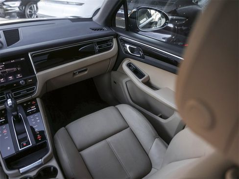 Certified 2022 Porsche Macan image 36