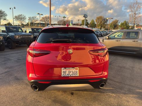 Used 2019 Alfa Romeo Stelvio image 3