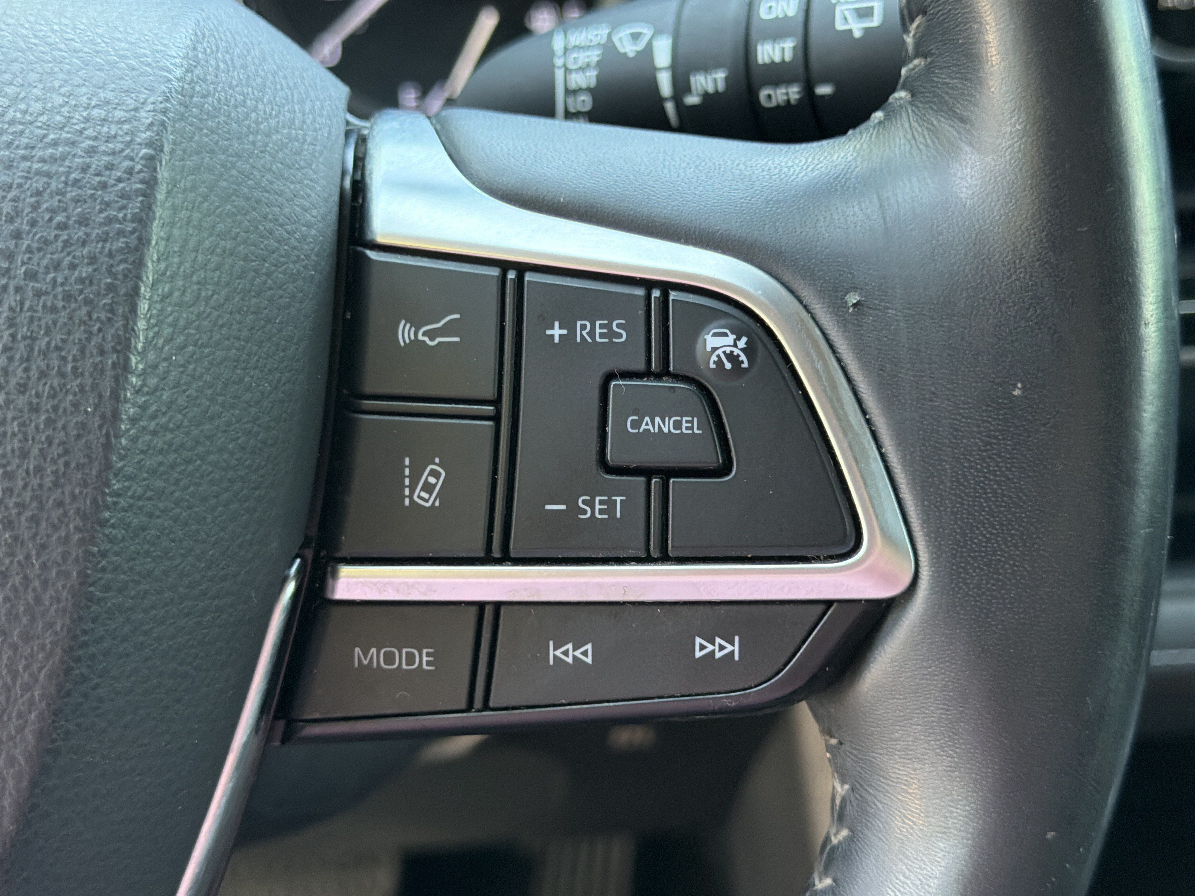 Used 2020 Toyota Highlander XLE FWD image 27