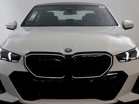 New 2026 BMW 550e xDrive w/ Premium Package image 22