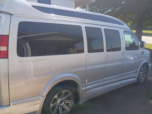 Used 2017 Chevrolet Express 2500 RWD image 35