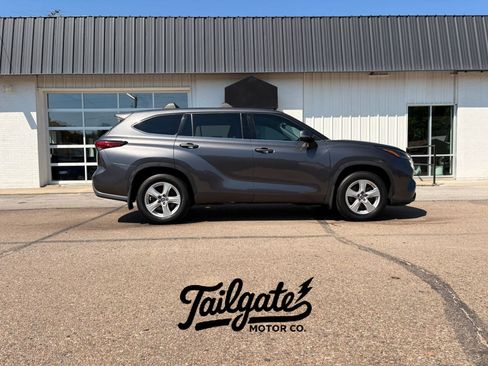 Used 2022 Toyota Highlander LE AWD/4WD image 1