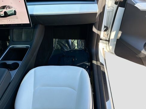 Used 2023 Tesla Model Y Performance AWD/4WD image 18