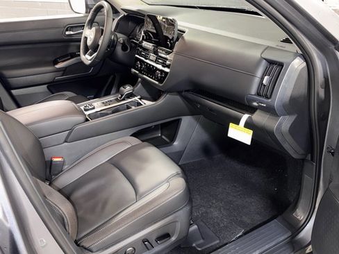New 2025 Nissan Pathfinder SL image 9