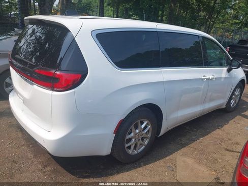 Used 2024 Chrysler Pacifica Touring-L FWD image 3