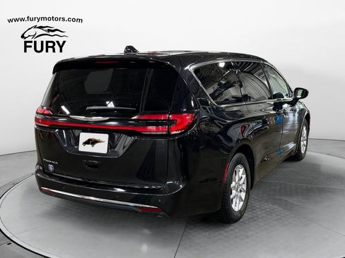 Used 2023 Chrysler Pacifica Touring-L FWD image 3