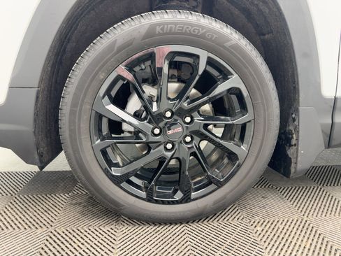 Used 2024 GMC Terrain SLE w/ Driver Convenience Package image 12