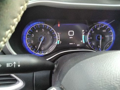 Used 2024 Chrysler Pacifica Touring-L image 25