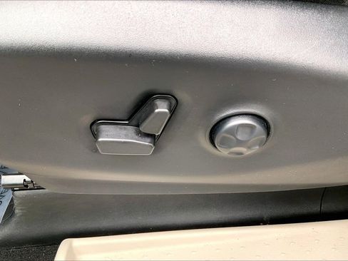 Used 2023 Chrysler Pacifica Touring-L image 29