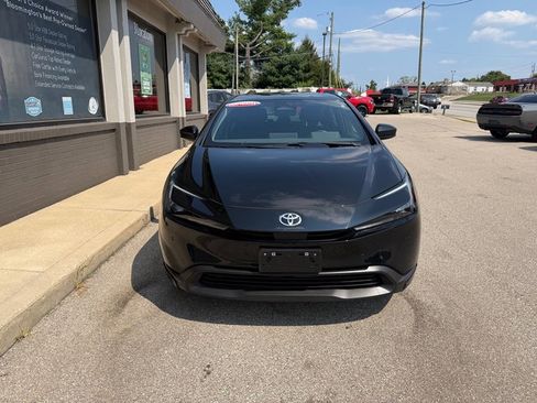 Used 2025 Toyota Prius LE FWD image 7