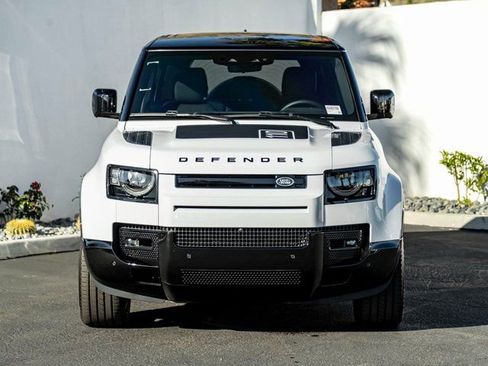 Used 2025 Land Rover Defender 110 X-Dynamic SE image 3