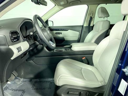 Used 2025 Honda Pilot Touring image 4