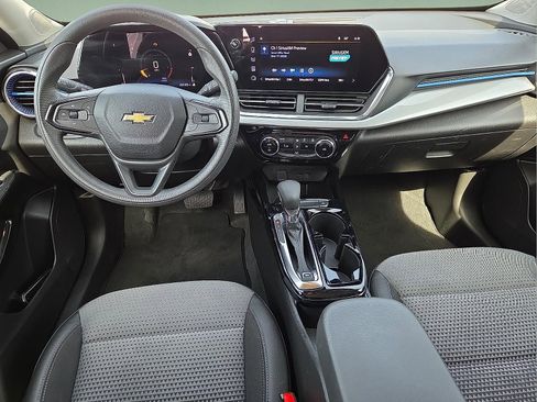 Used 2025 Chevrolet Trax LT FWD image 11